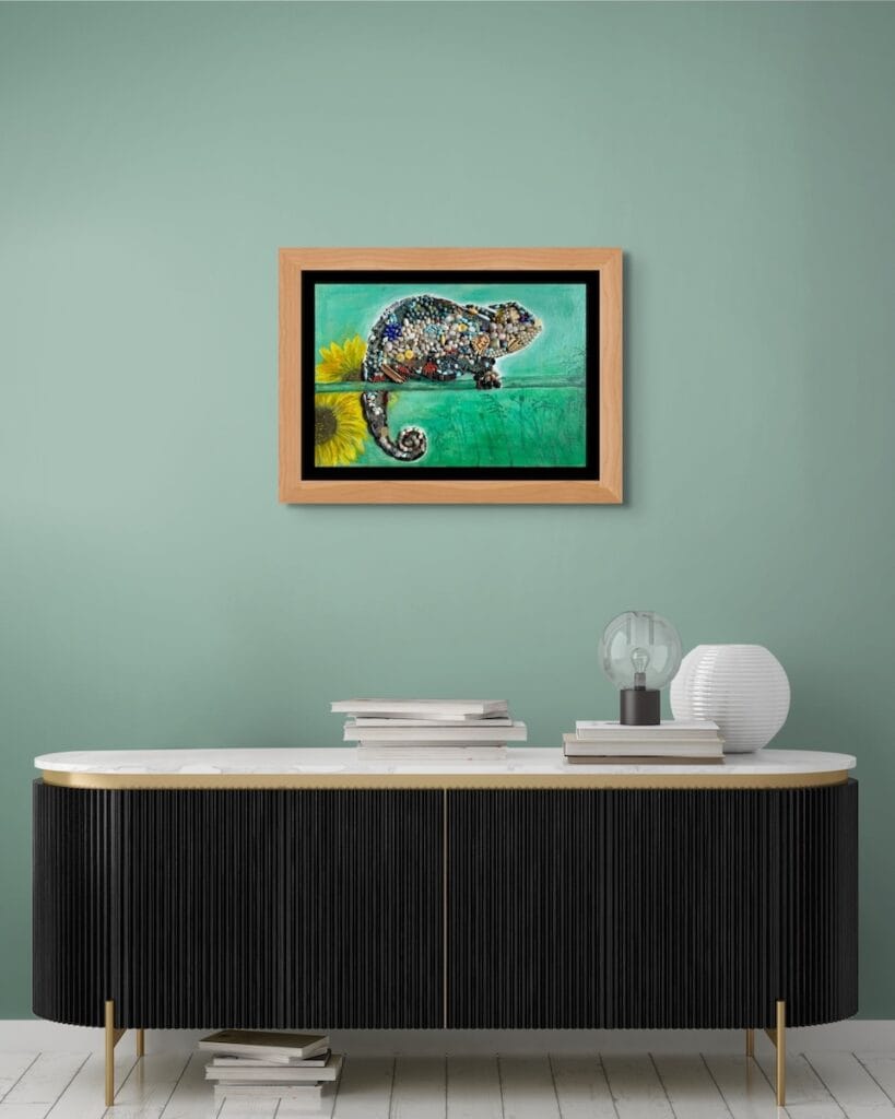 Camaleonte sopra un bellissimo mobile di classe