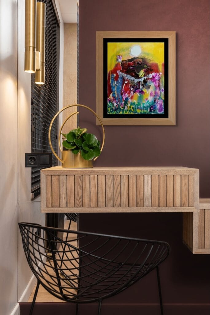 Grounded Light 2 Grounded Light con una scrivania in legno e una seduta in metallo