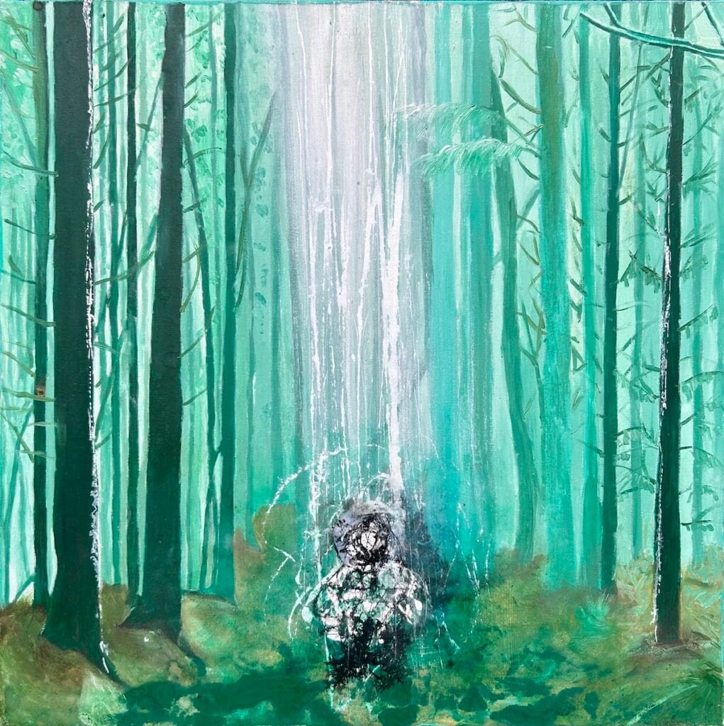 Figura astratta in una foresta verde luminosa sotto una cascata di luce bianca.